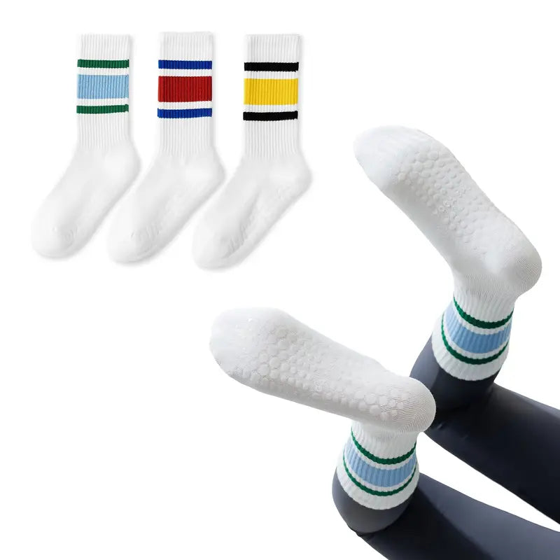 tre pilatesstrumpor i olika färger displayed i vänster hörn med utklippt bild av kvinna som bär ett par yogastrumpor för träning