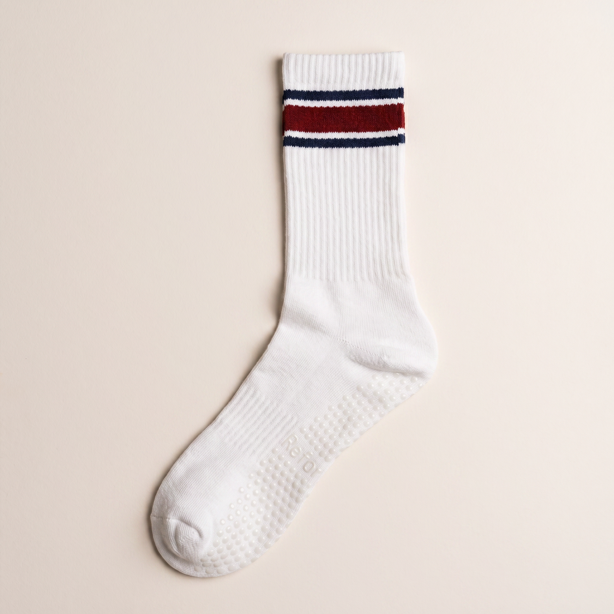 vita pilates grip socks med röd rand mot vit bakgrund