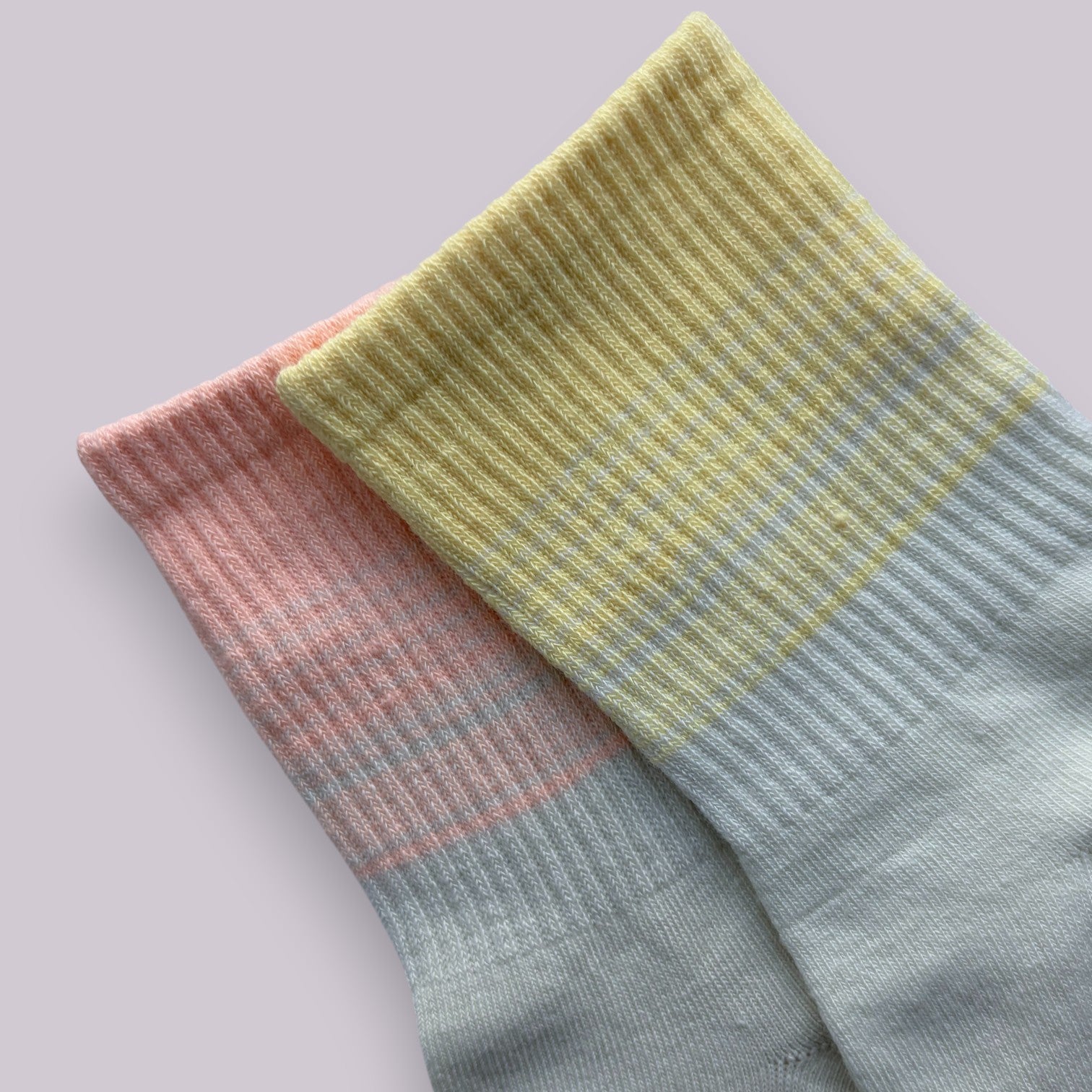 Pilates- och yogastrumpor med grepp, vit bas med ombre gul/orange, halkskydd för träning hemma eller studio